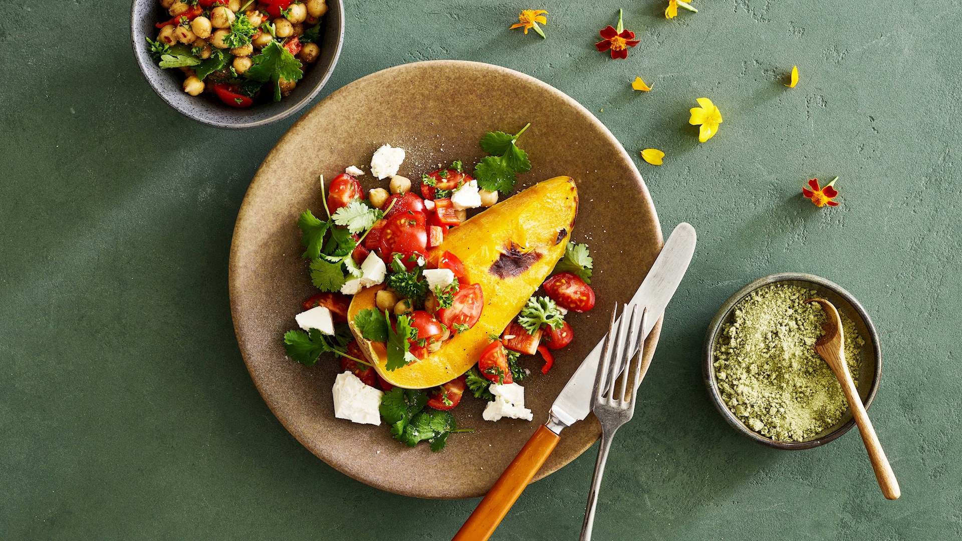 Bagt butternut med spicy kikærter og krydderurter