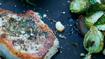 Stegte svinekoteletter med rosenkålsgratin, hasselnødder og parmesan - thumbnail