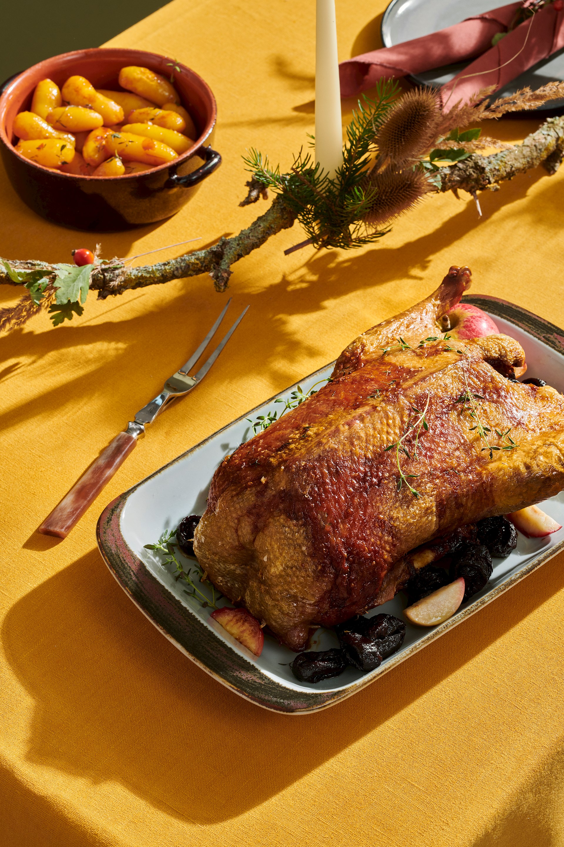 Andesteg med æbler, svesker og sauce