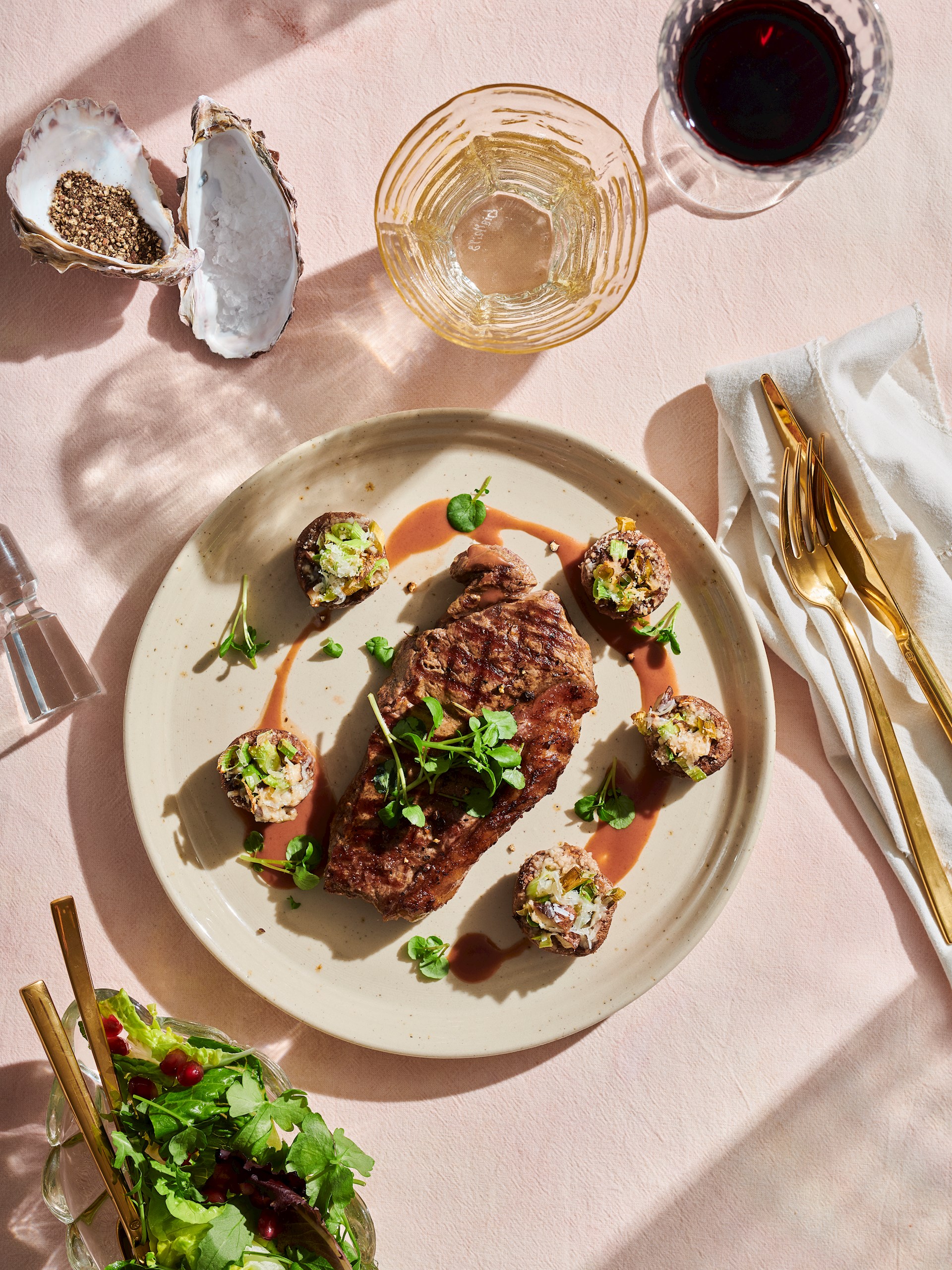 Grillet oksekød med gratinerede svampe og rødvinssauce