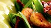 Krydret kartoffelsalat med tandori, spinat og soltørrede tomater - thumbnail