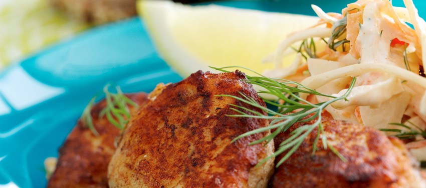 Fiskefrikadeller med sprød kålsalat
