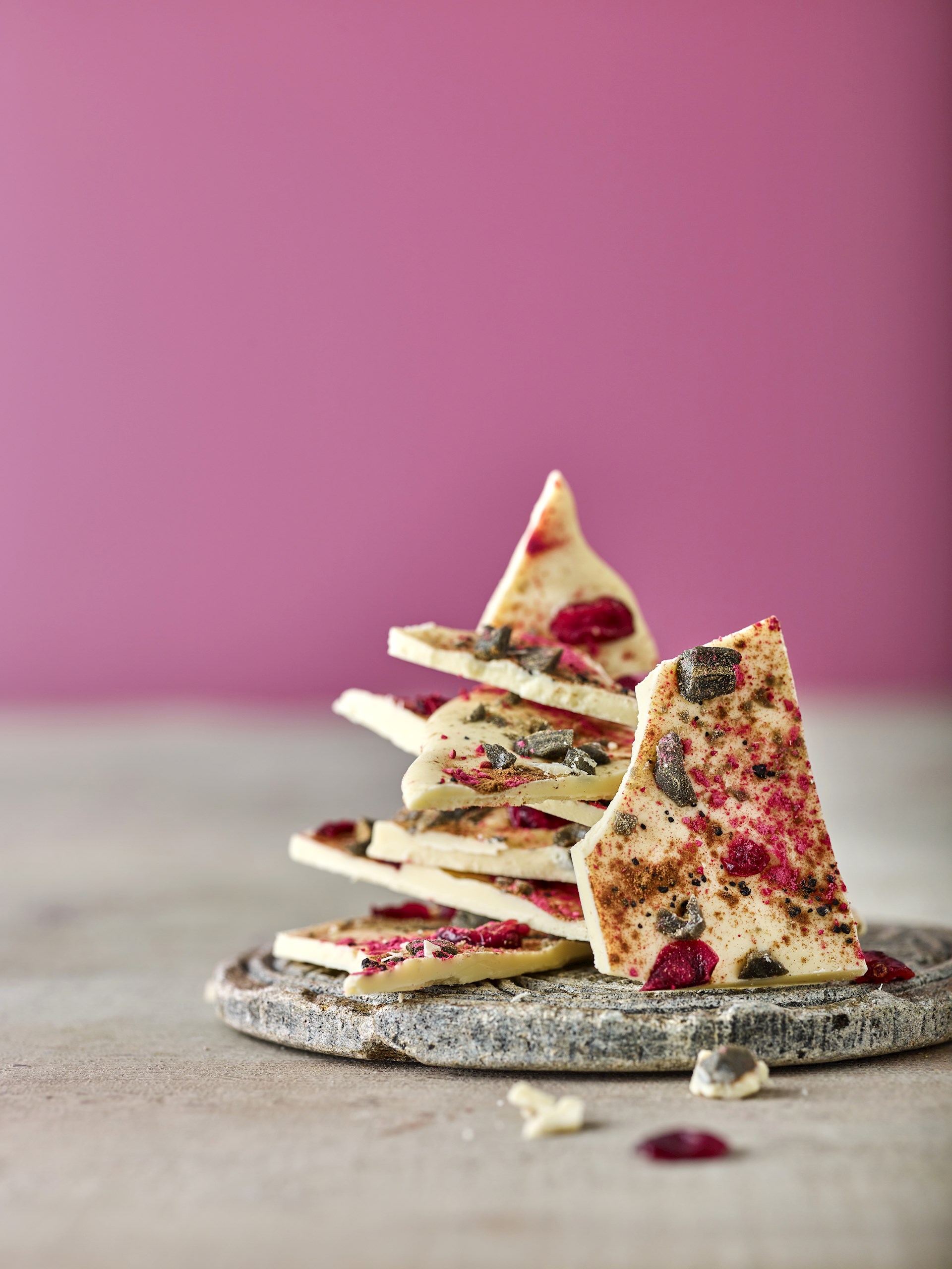 Chokoladebrud med hvid chokolade, lakrids og tranebær - Sød og lækker ...