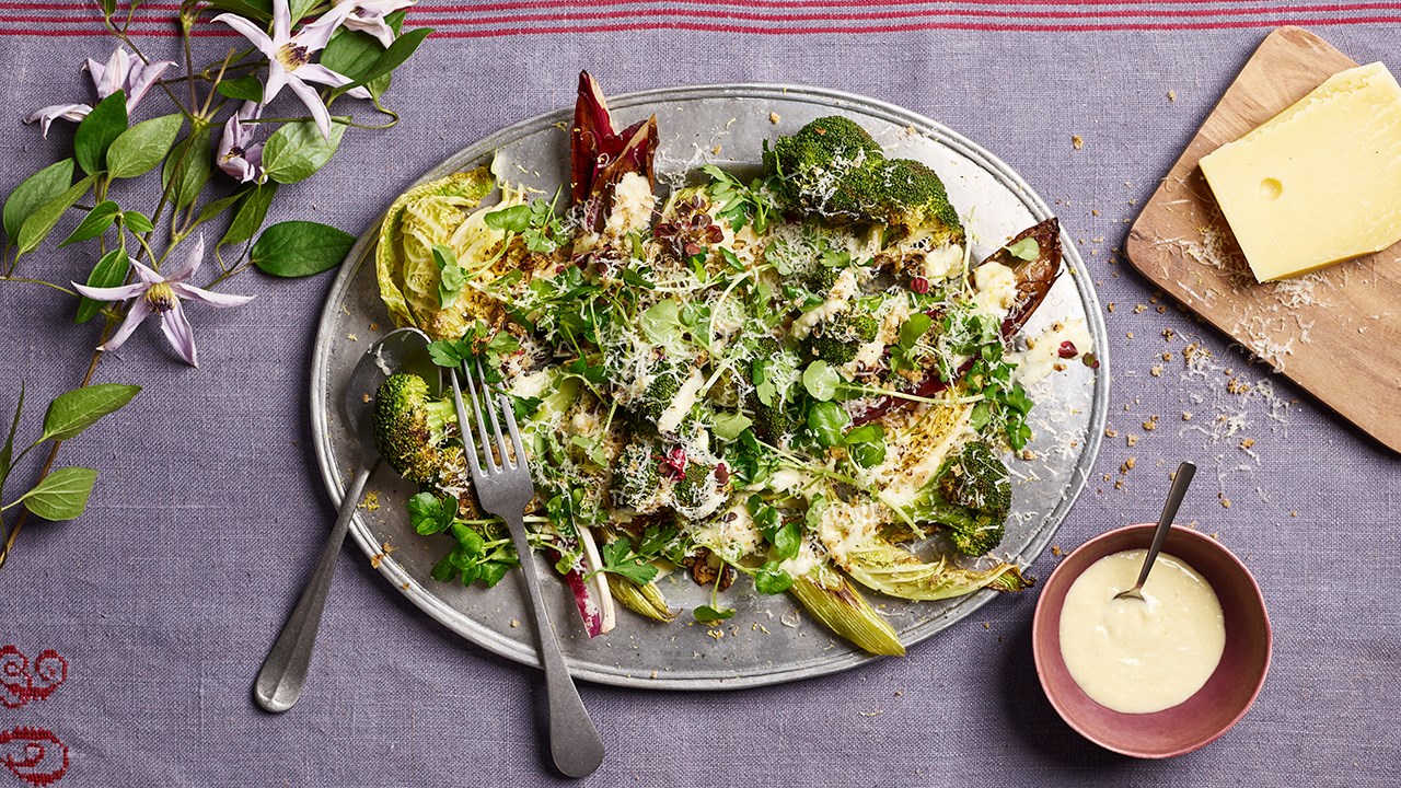 Cæsarsalat med ristet grønt og kærne- mælksdressing