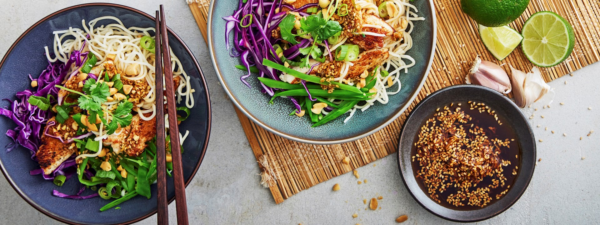 Asiatisk nudelsalat med kylling og grønt