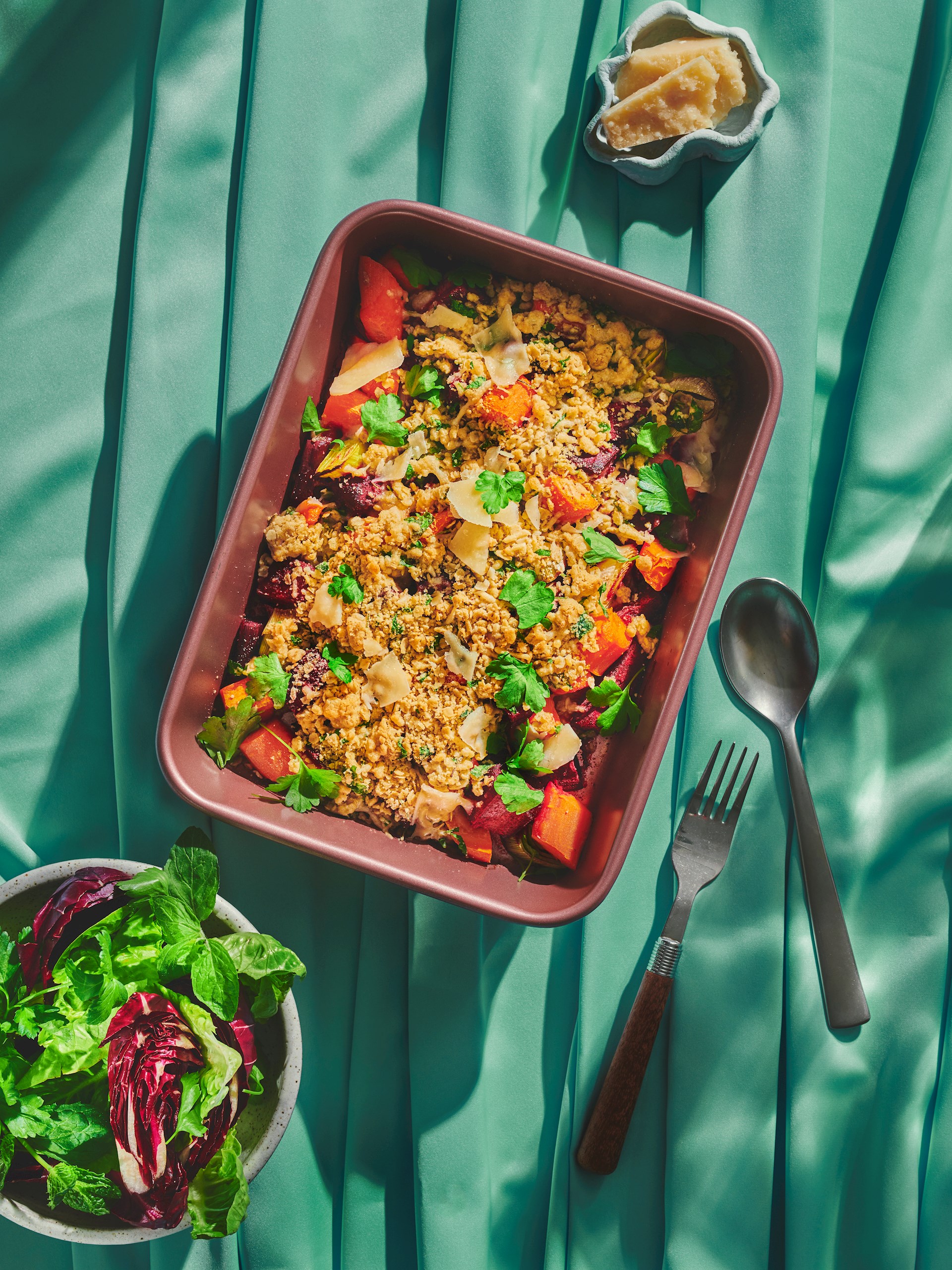 Grøntsager i fad med mild chili og persille-crumble