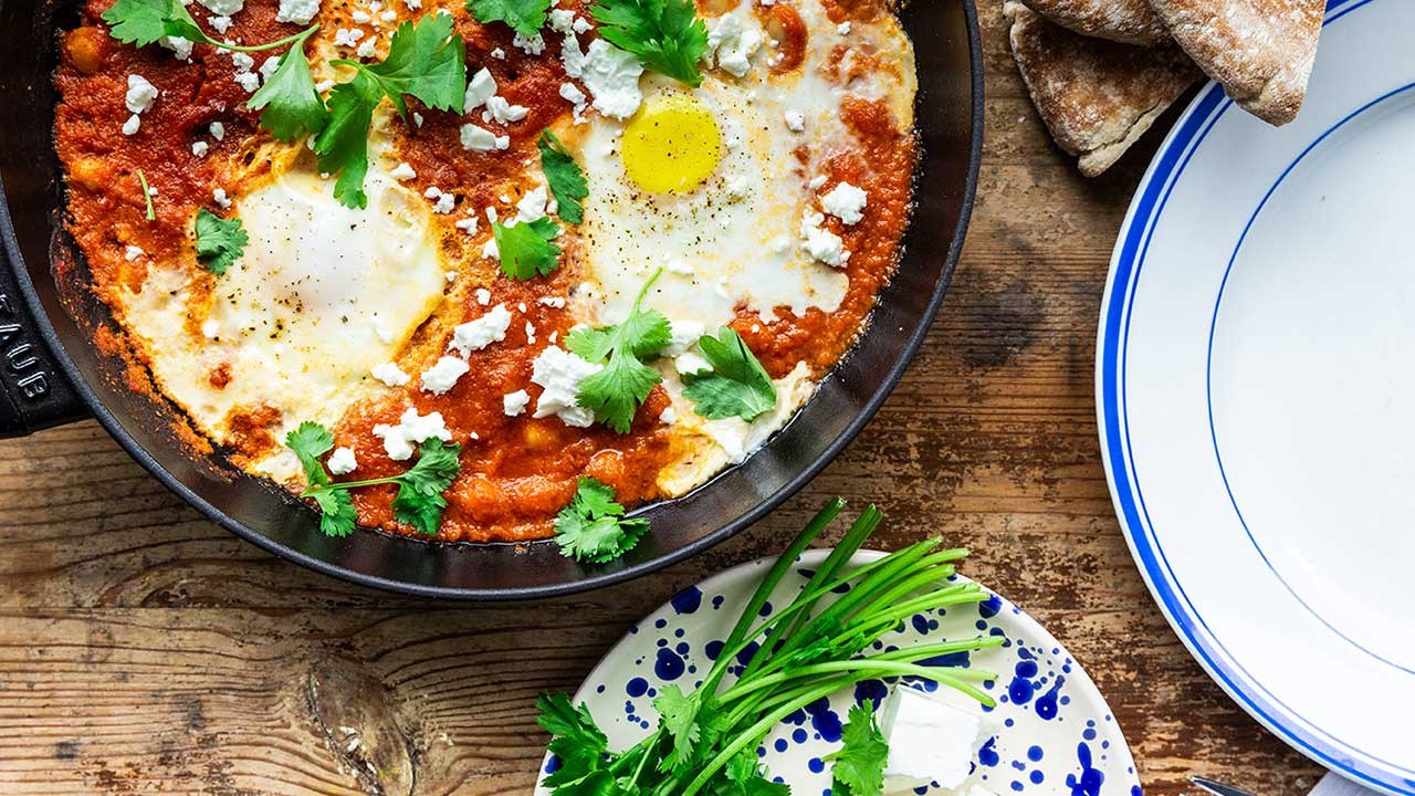 Shakshuka med kikærter, æg og feta