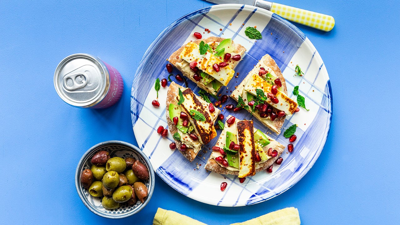 Fladbrød med hummus, halloumi og granatæble