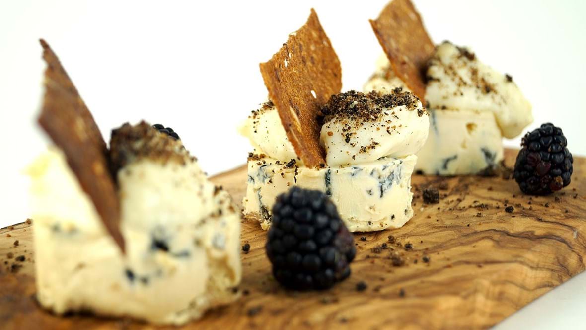 Tilbehør til osten - hvid chokoladecreme med græsk inspireret yoghurt