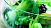 Broccolisalat med æble og brombær - thumbnail