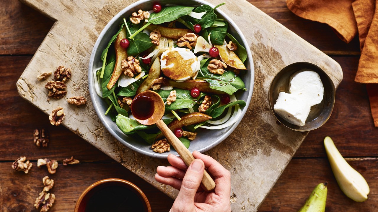 Spinatsalat med gedeost, lun pære, valnødder og fennikel