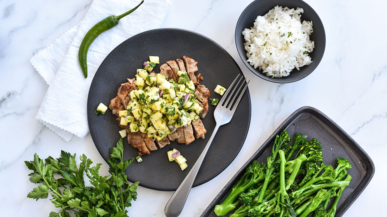Ananassalsa med grøn chili,  mynte og rødløg