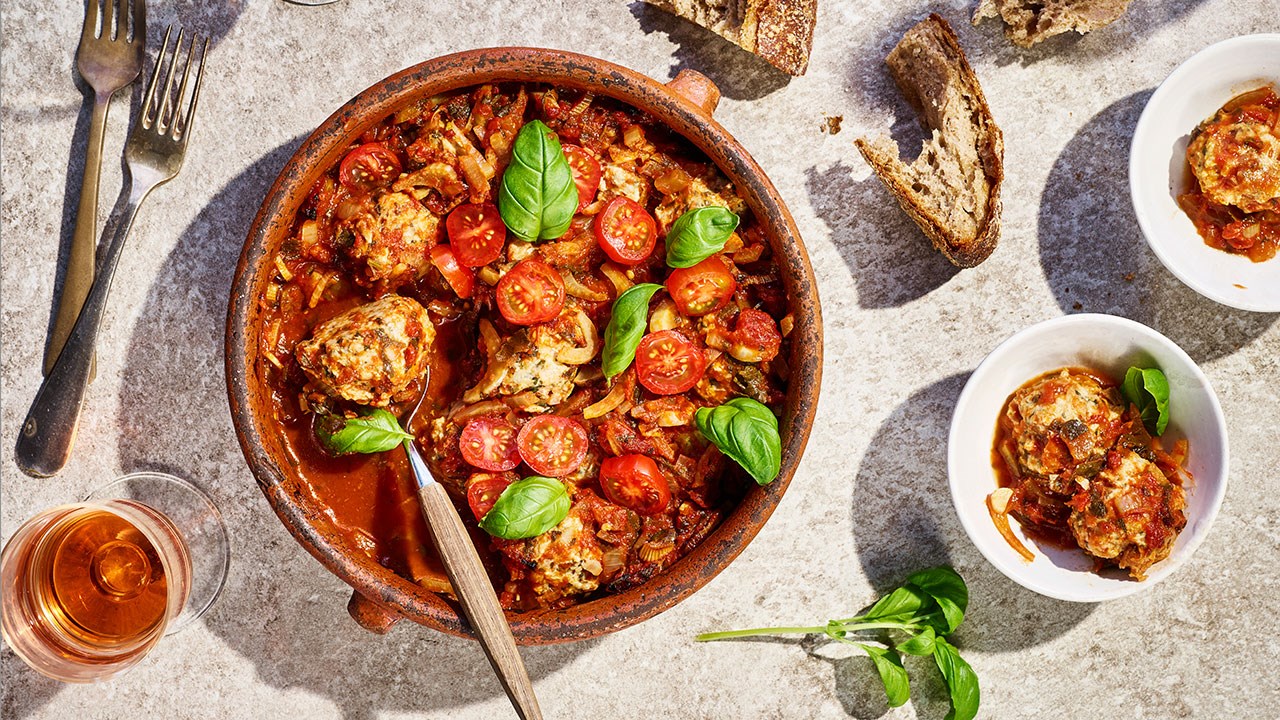 Kødboller i fad med tomat, fennikel & urter