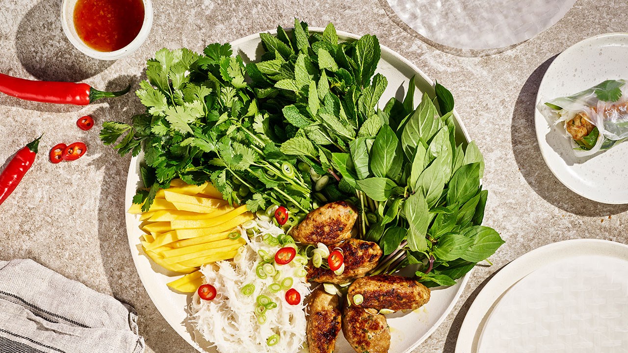 Friske forårsruller med krydret kyllingekebab