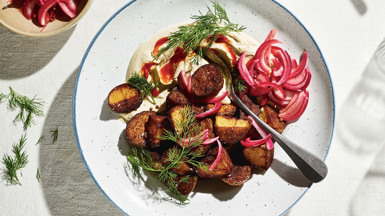 Krydrede bagte, nye kartofler med cremet hummus