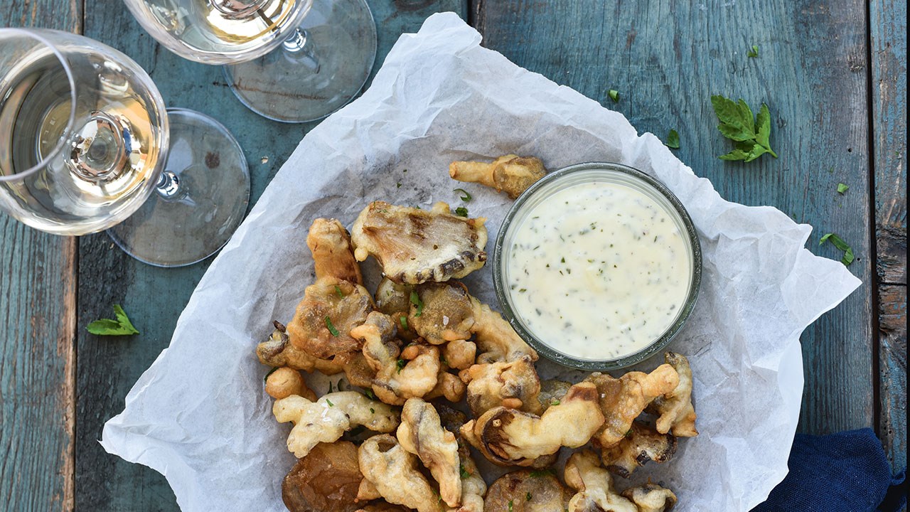 Friterede østershatte med løvstikkemayo