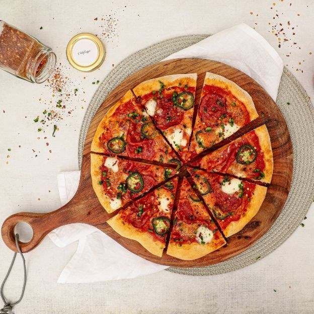 Pizza Diavolo - Pizza med stærk salami og chili - Spicy og lækker - Se ...