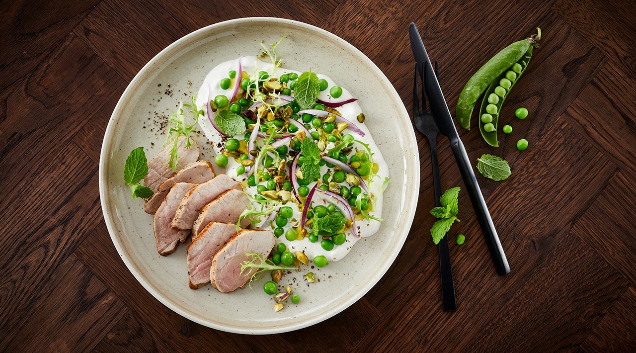 Grillet skinkemignon med fetaostcreme, friske ærter, mynte, pistacienødder og citron
