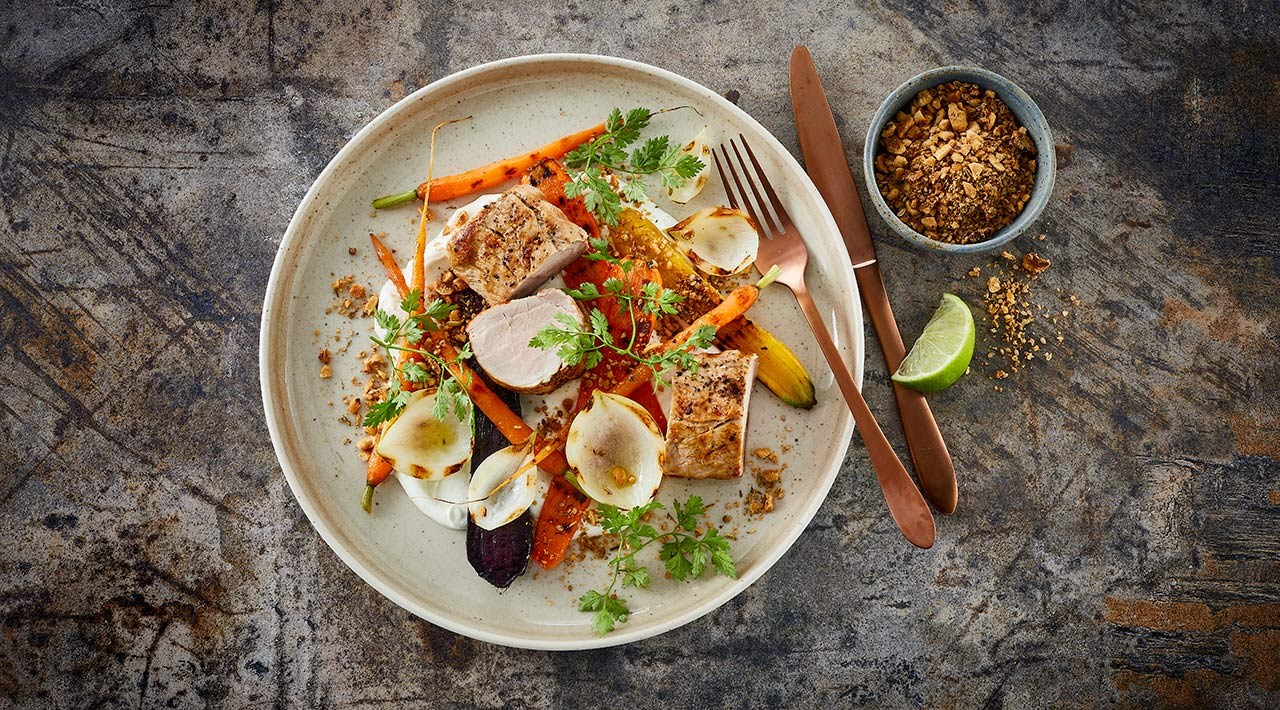 Grillet mørbrad med grøntsager krydret med frø- og nøddeblanding