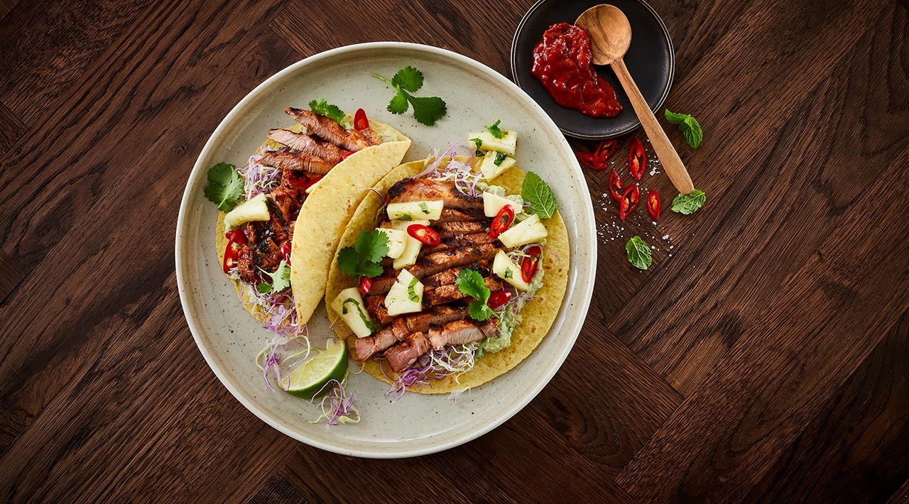 Tortillas med strimlet nakkefilet, guacamole, spidskål og ananassalsa
