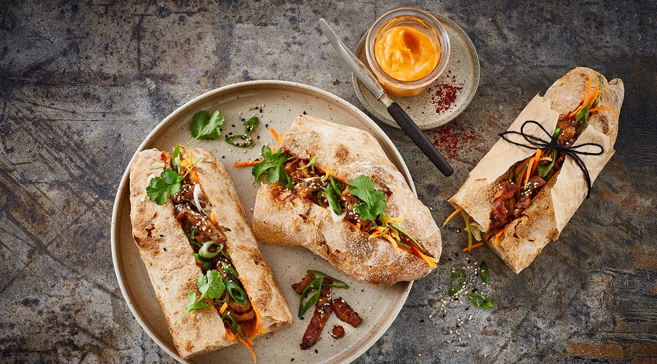 Sandwich med nakkekoteletter og asiatisk inspirerede grøntsager