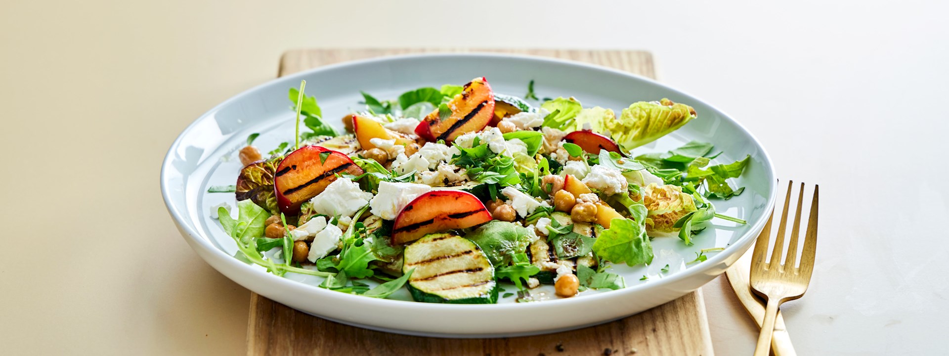 Grillet sommersalat med kikærter