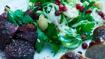 Medister med rå salat af rosenkål, granatæble, persille og sennepsbagte rødbeder - thumbnail
