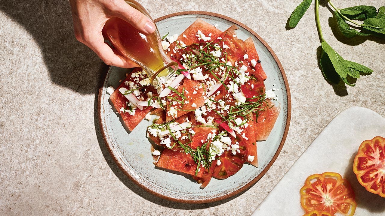 Tomat-vandmelonsalat med feta & mynte