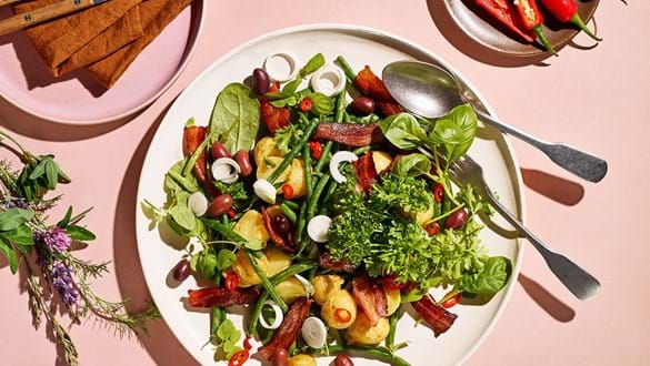 Bønnesalat med kartofler, sprødt bacon, oliven og urter