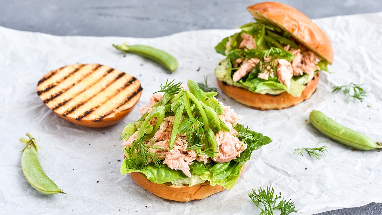 Burger med avocadocreme og pulled laks