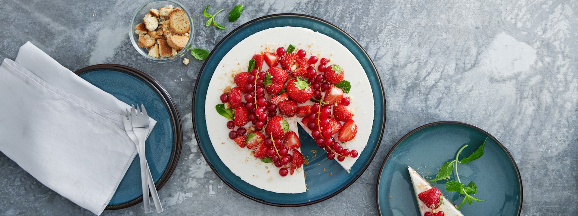 Moussekage med koldskål, kammerjunkebund og friske jordbær