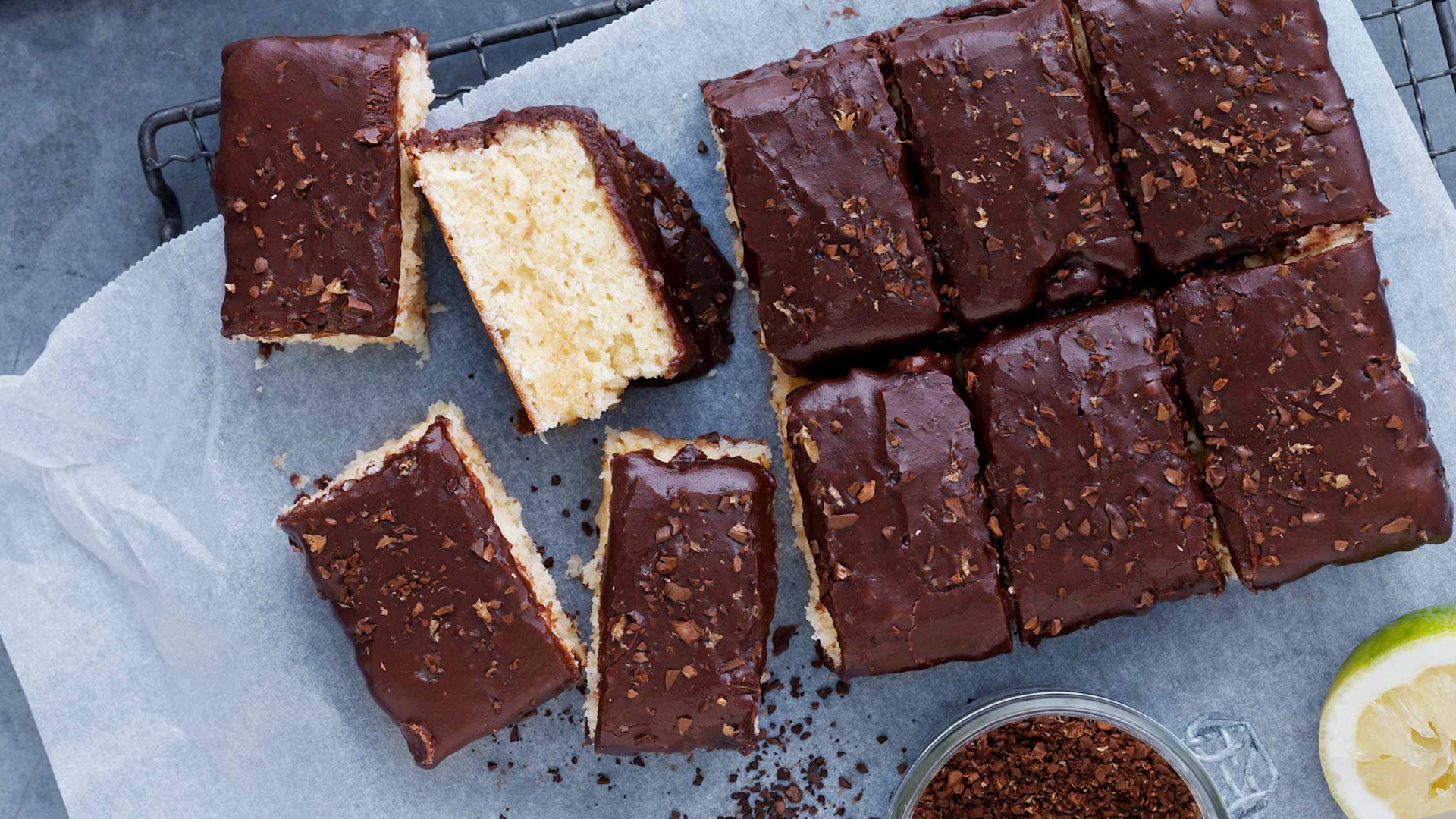 Citron- og kokoskage med mokkaglasur