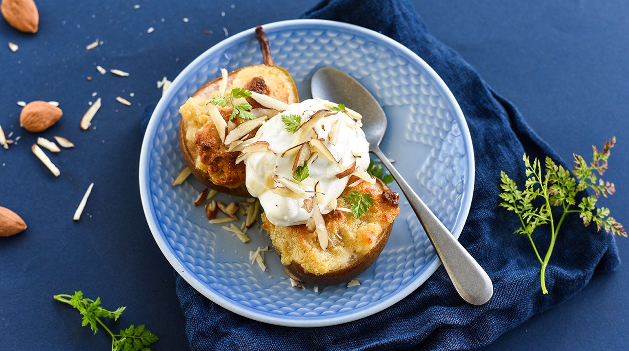 Bagte pærer med marcipan og kardemommecreme