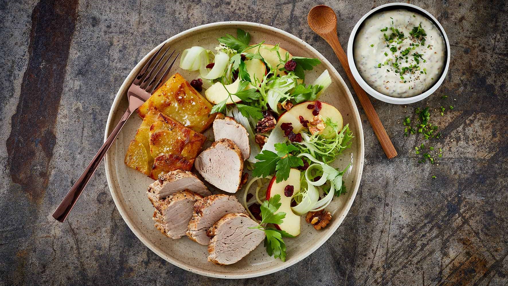 Mørbrad med pommes Anna og salat med selleri og æble