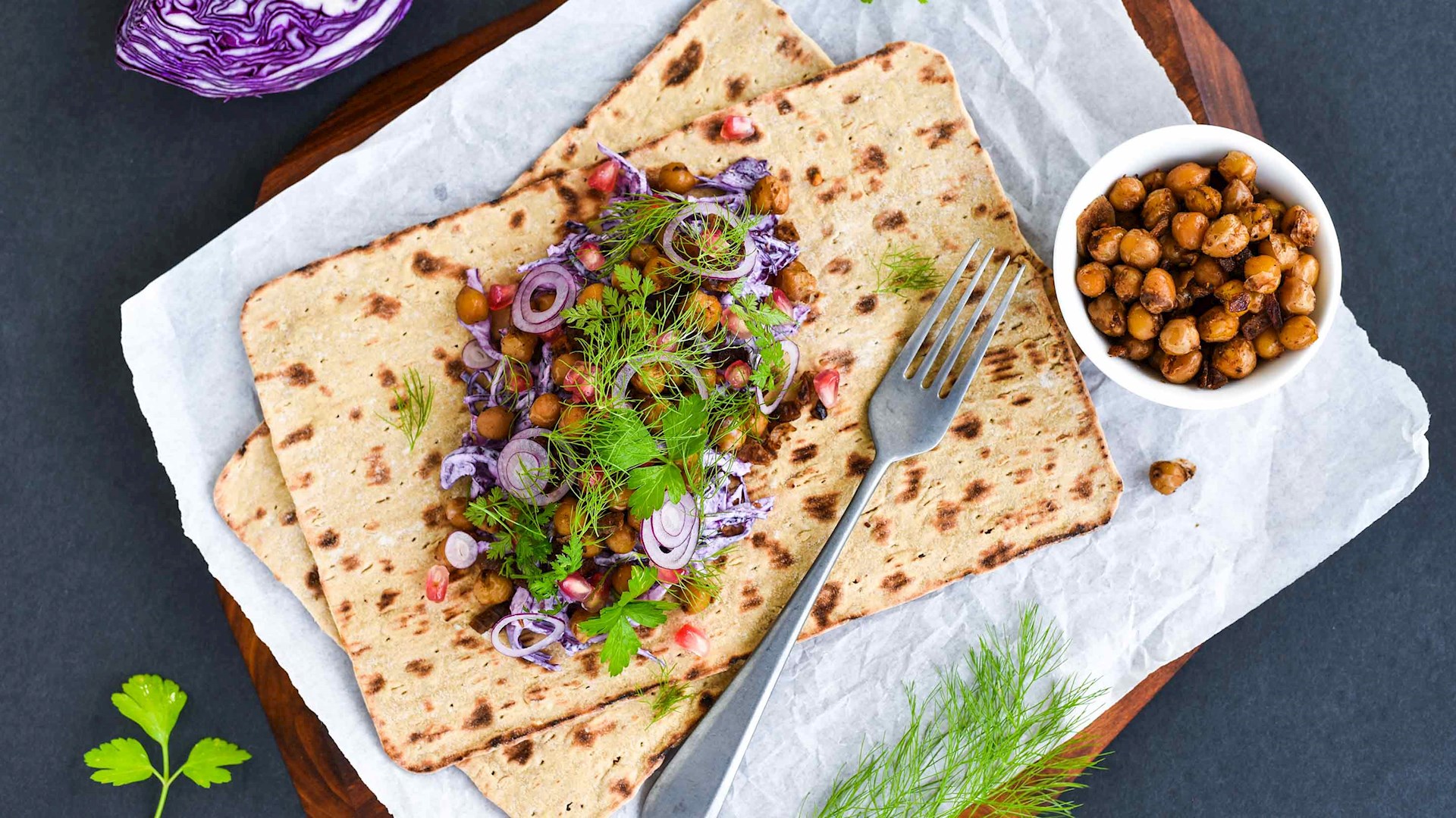 Durumruller med cremet rødkål og krydrede kikærter