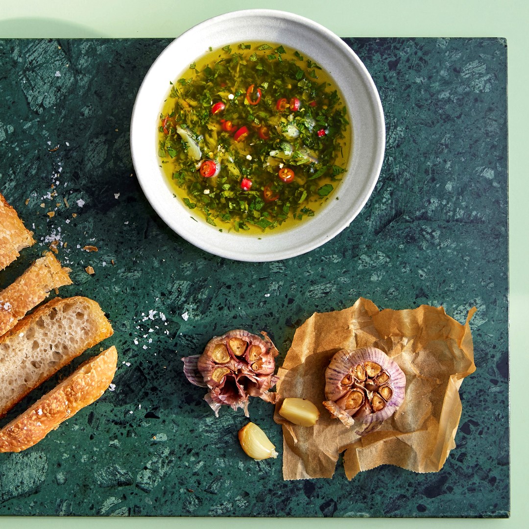 Krydderolie med friske krydderurter og bagt hvidløg Nemt & lækkert