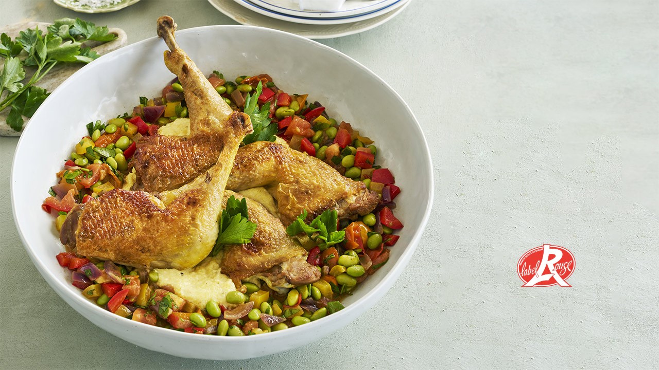 Braiserede Label Rouge kyllingelår med blød polenta, tomatsauté og edamame