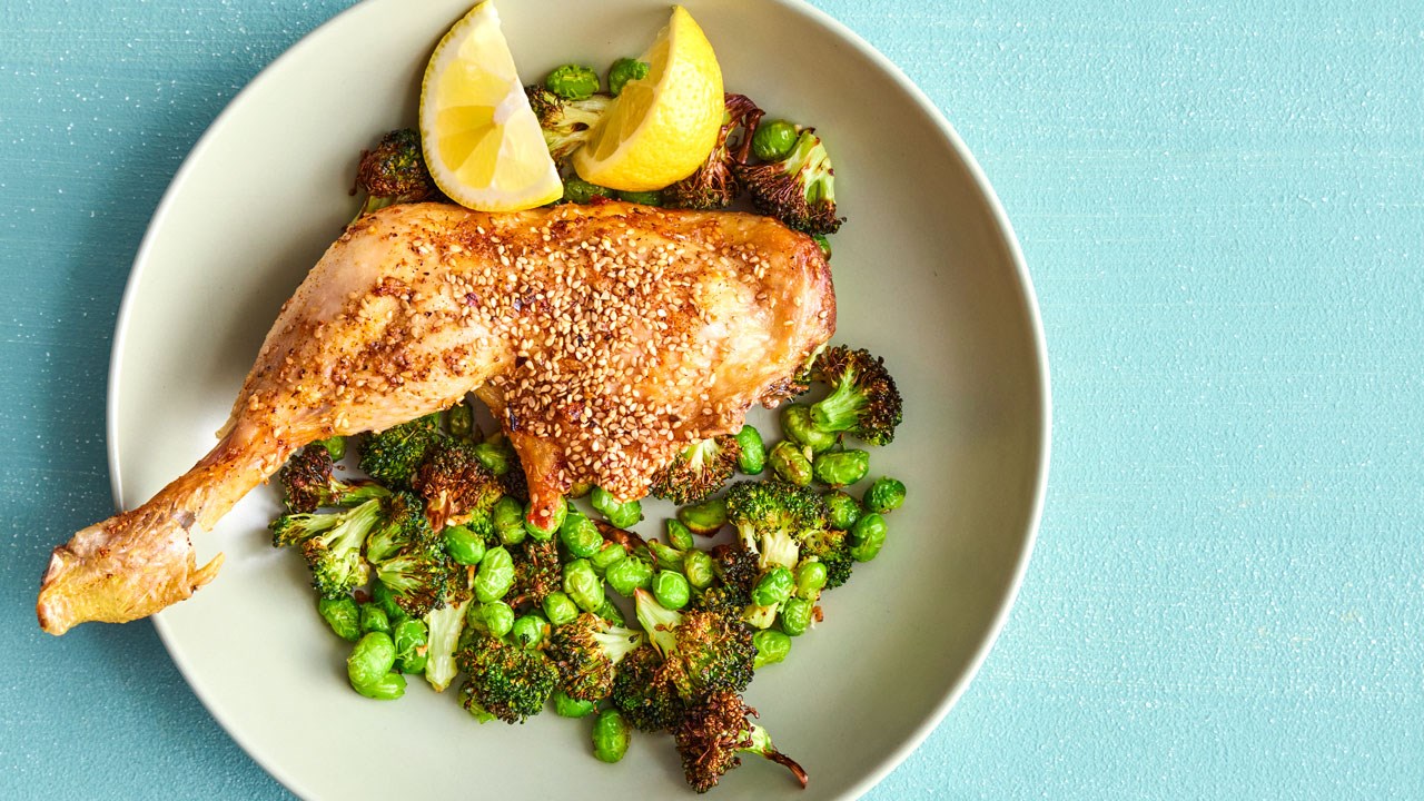 Spicy kyllingelår med edamamebønner og broccoli