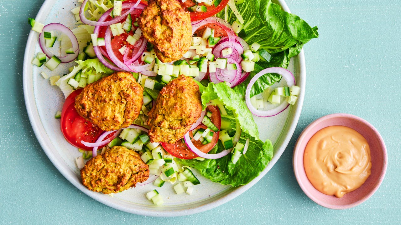 Falafler med knasende grønt og peanutdressing