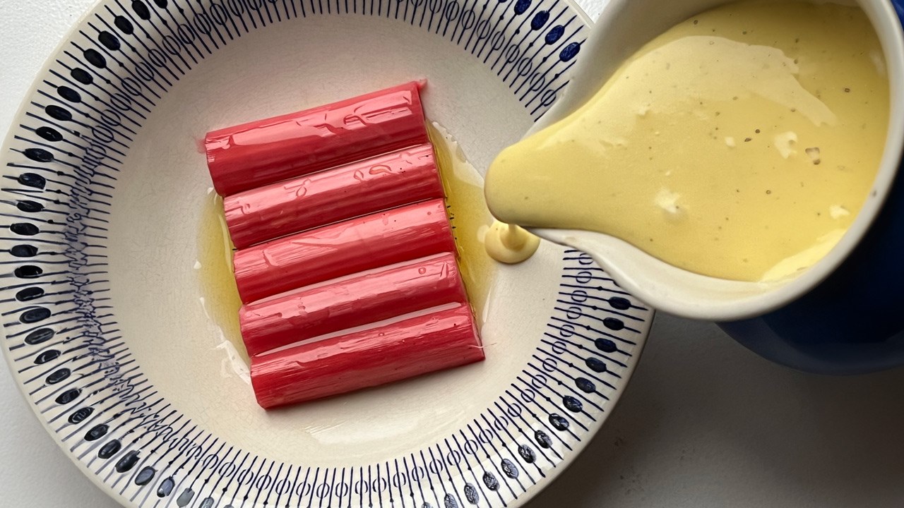 Pocherede rabarber med creme anglaise og olivenolie