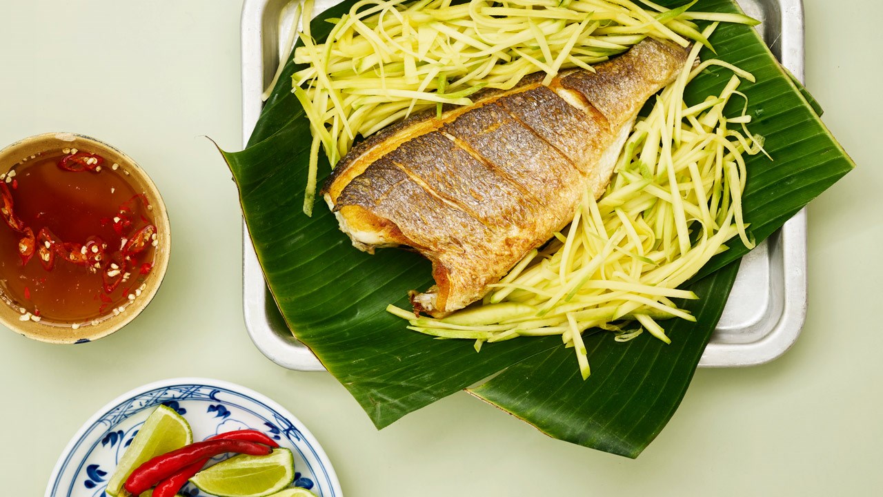 Vietnamesisk: Stegt dorade med grøn mango