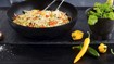 Wok med kylling, nudler og grønt - thumbnail