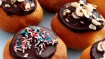 Fastelavnsboller med marcipanremonce og hasselnøddeflager - thumbnail