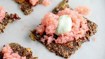 Kerneknækbrød med stenbiderrogn og avokadocreme - thumbnail
