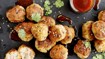 Kyllingefrikadeller med krydret dipsauce - thumbnail