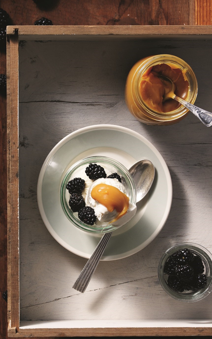 Vaniljeis og karamelsauce med myseost