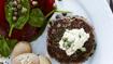 Hakkebøffer med urter, rå rødbedesalat og peberrodssmør - thumbnail