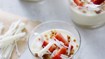 Koldskåls-pannacotta med sprød havre, jordbær og hvid chokolade - thumbnail
