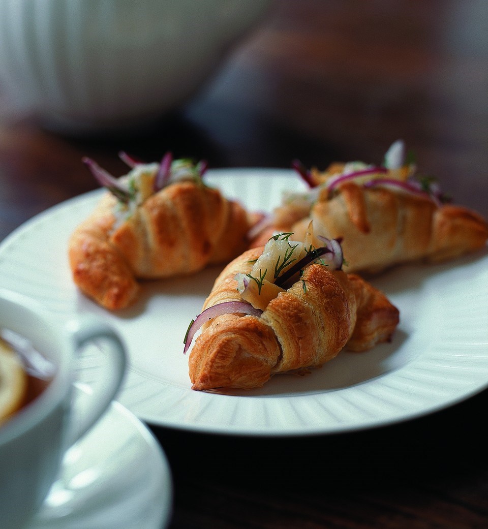 Croissant med røget hellefisksalat