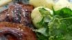 Stegt timianflæsk med spinatsalsa og hvidløgskogte nye kartofler - thumbnail